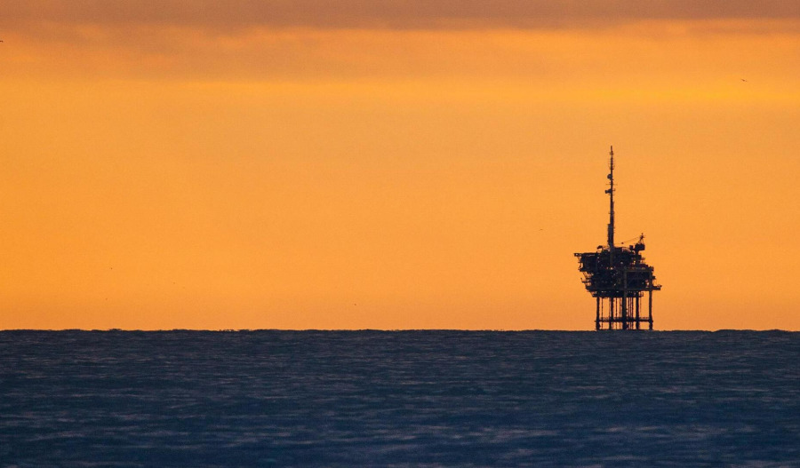 Oil eases as markets monitor M.East developments