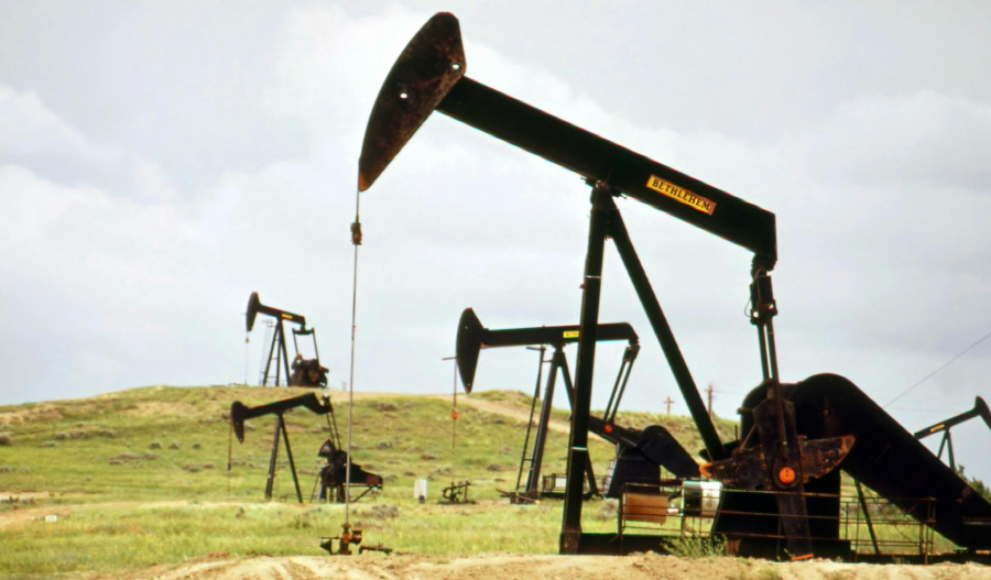 Oil prices climb; M.East tensions remain in focus