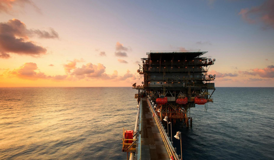 Oil trades lower amid pause in M.East hostilities