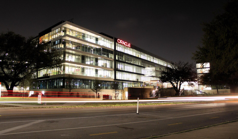Oracle weakens after strong Q4 amid AI capex worries