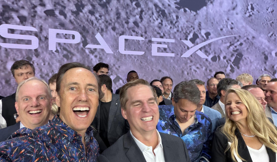 Wall St gains as SpaceX debut steals spotlight