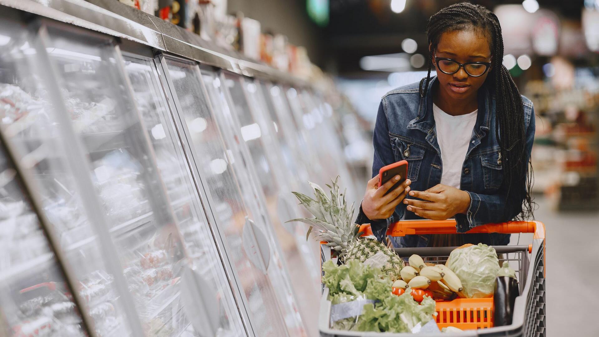 US consumer sentiment improves as fuel prices fall