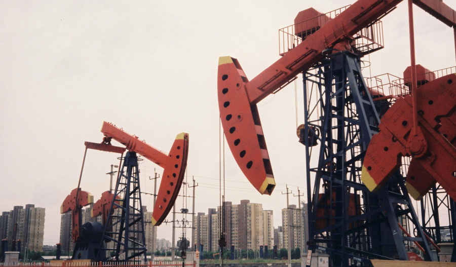 Oil falls as US-Iran talks ease supply fears