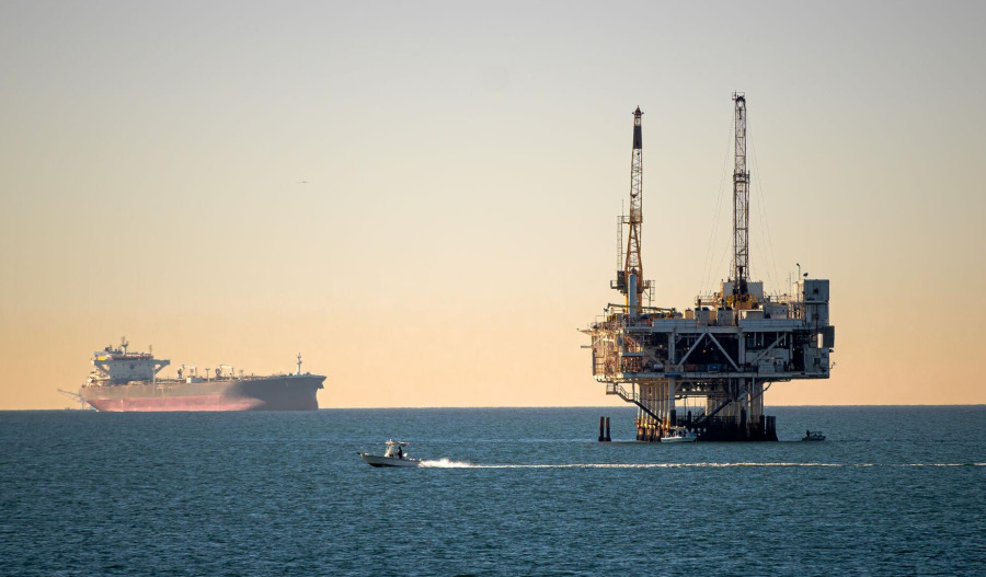 Oil ticks lower as markets monitor Hormuz flows
