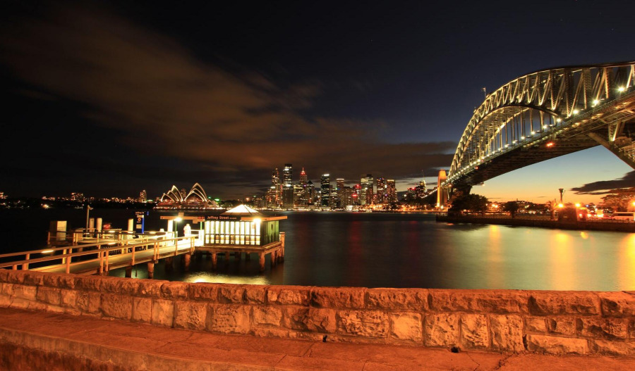ASX falls 0.3% as tech and miners weigh