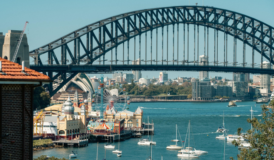 ASX rises despite Wall Street tech rout