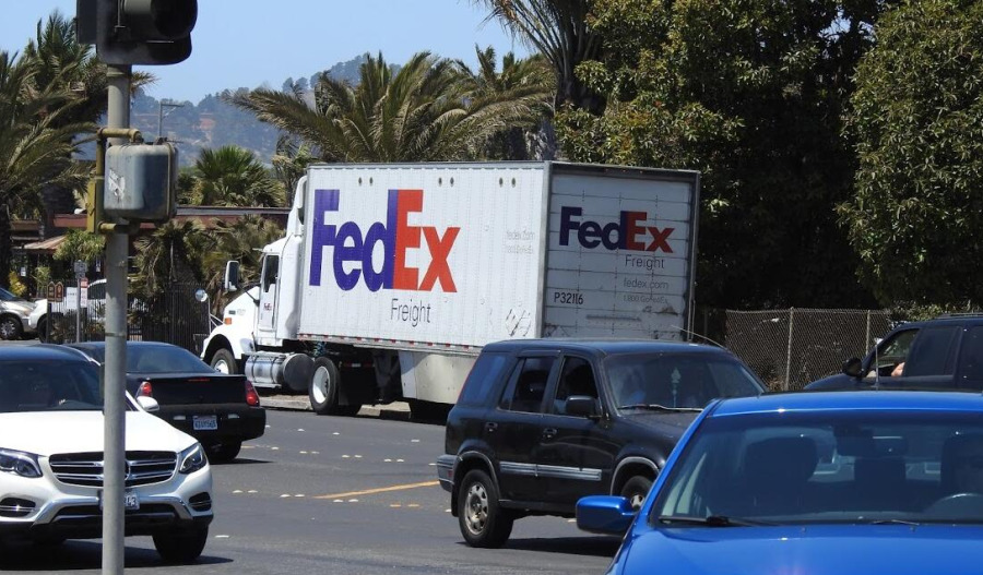 FedEx shares sink as it fails to deliver on margins