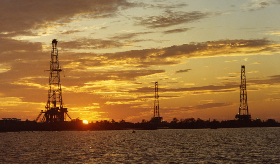 Oil extends 4mth lows as Hormuz traffic resumes