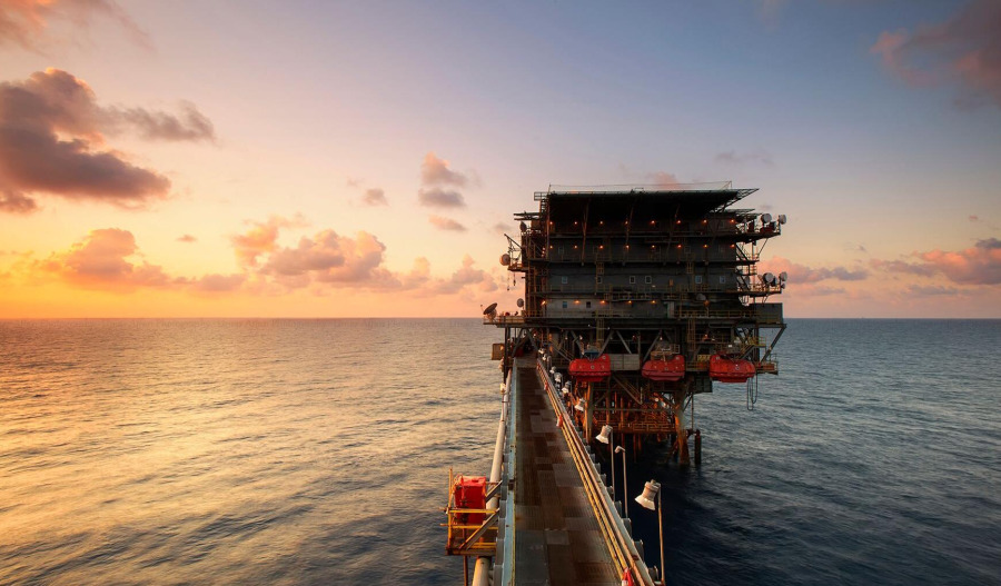 Oil falls amid improving Hormuz crude shipments