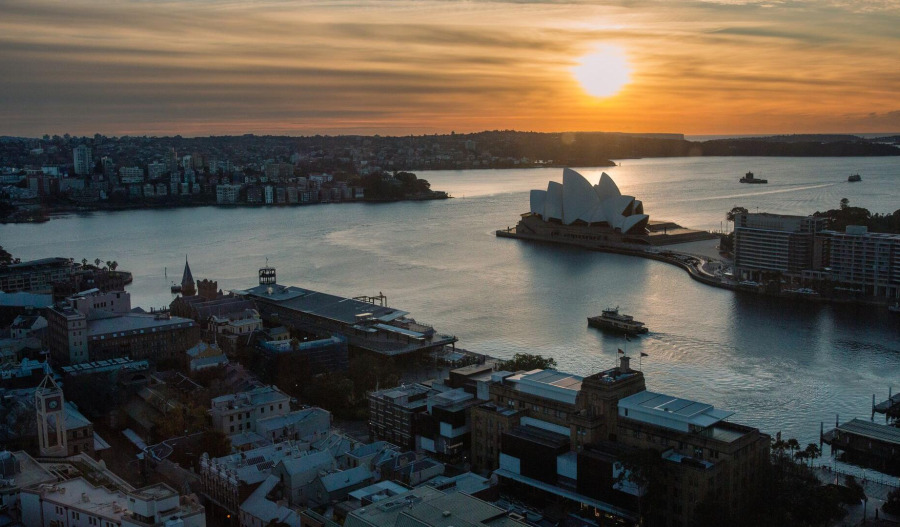 ASX closes flat as bank gains offset weakness
