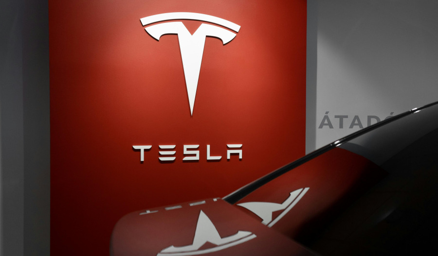 Tesla shares go into reverse despite sales growth