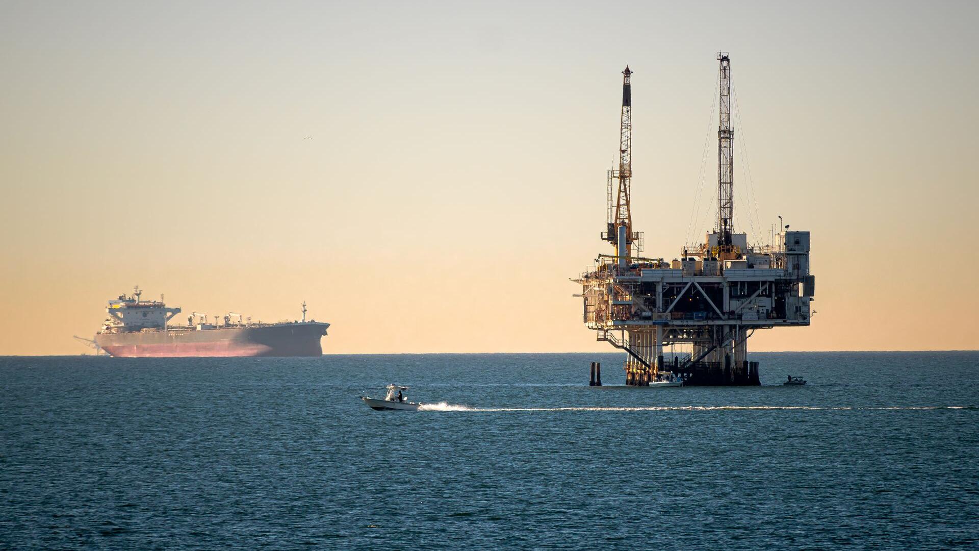 Oil edges higher ahead of US holiday