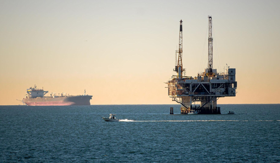 Oil edges higher ahead of US holiday