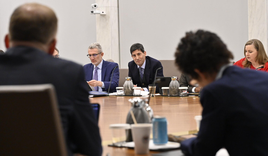 Fed minutes show division on rate path