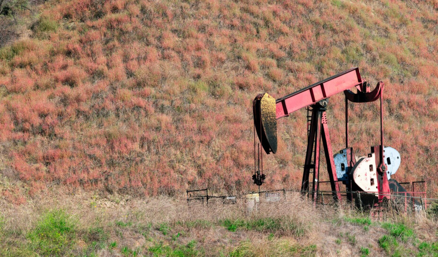 Oil ticks up as M.East tensions persist
