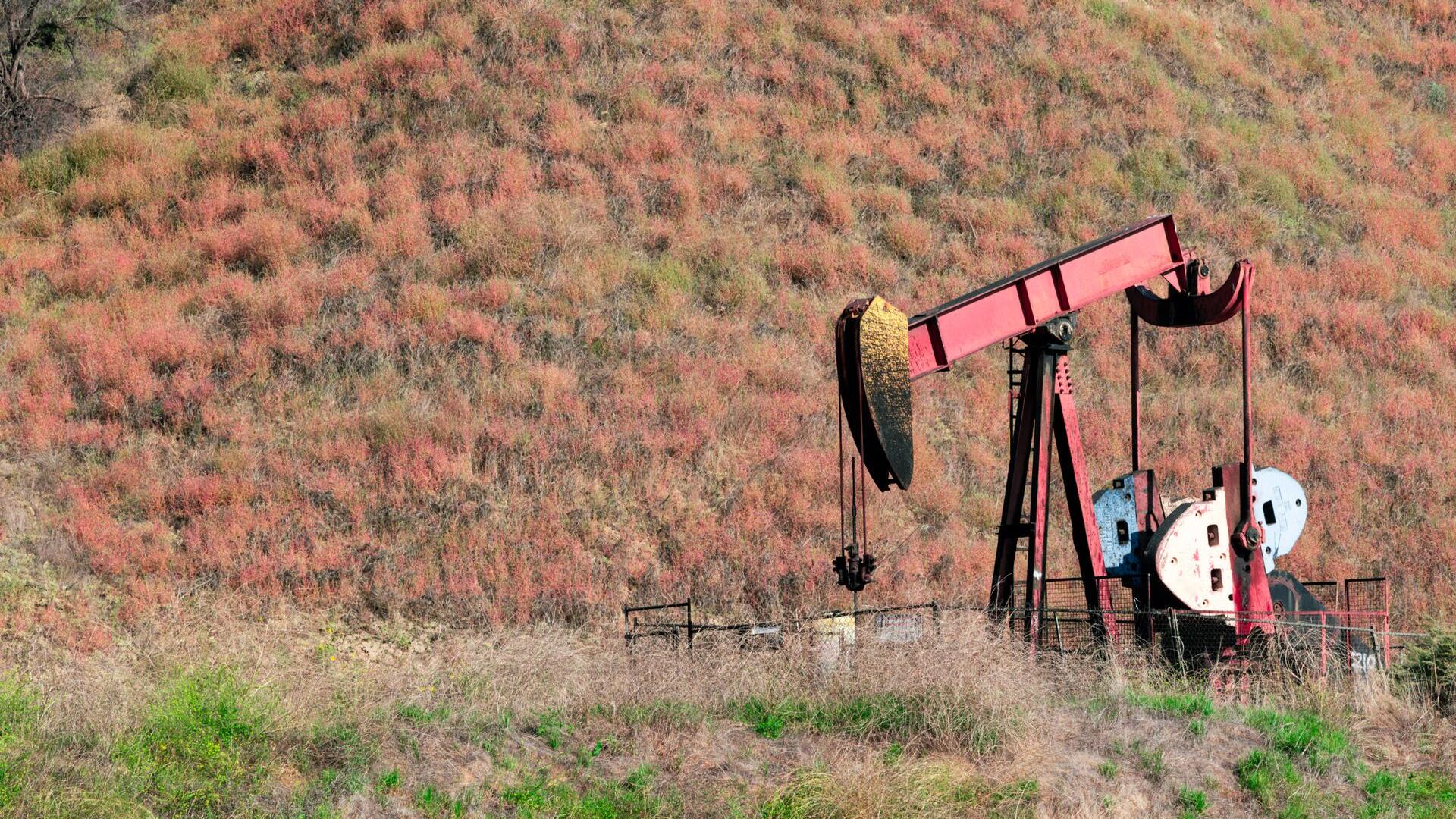 Oil ticks up as M.East tensions persist
