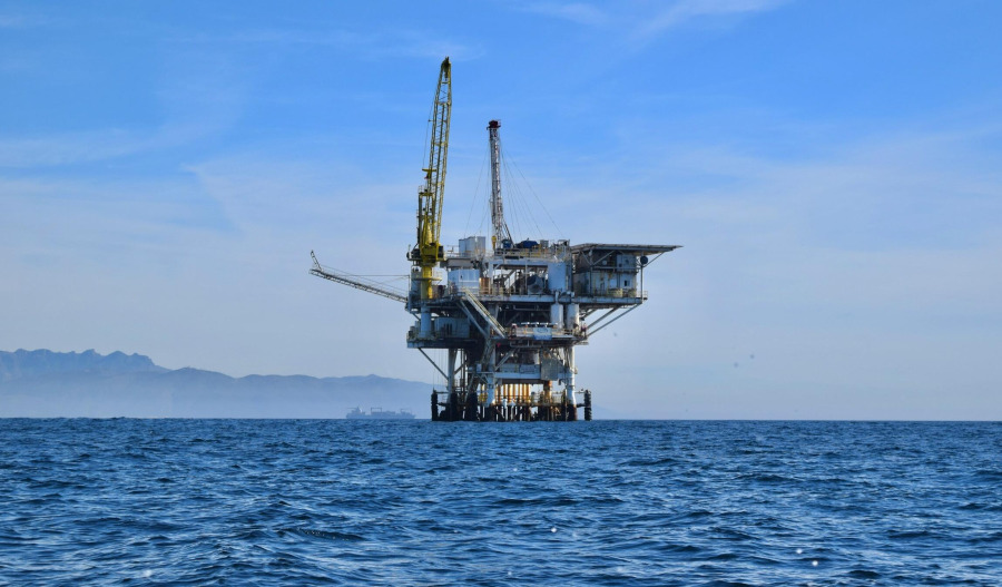 Oil surges 4.3% as US, Iran strikes continue