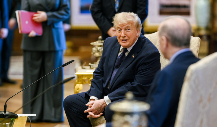 Trump reinstates Iran shipping blockade, orders strikes