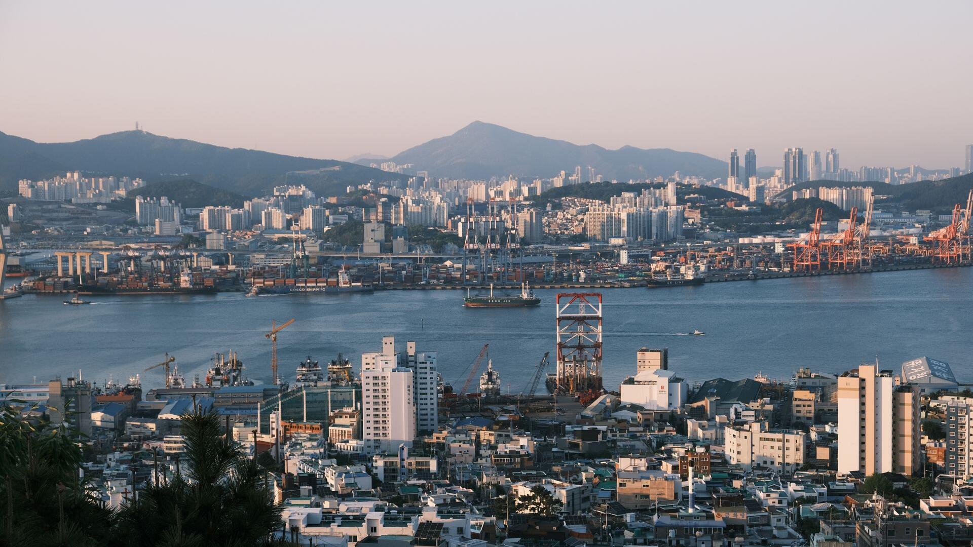 APAC markets mixed as M.East tensions weigh