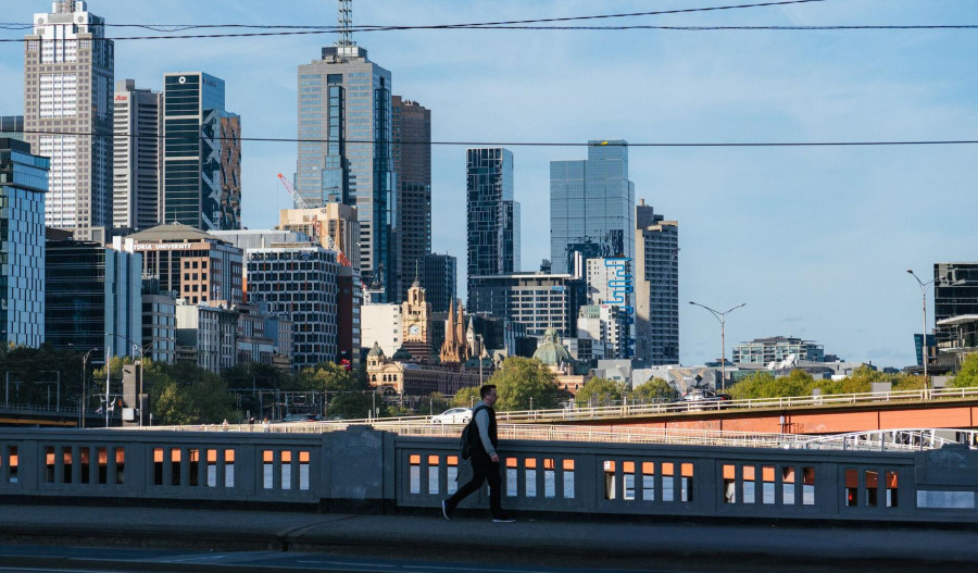 ASX set to fall as oil plunges and tech stocks slide