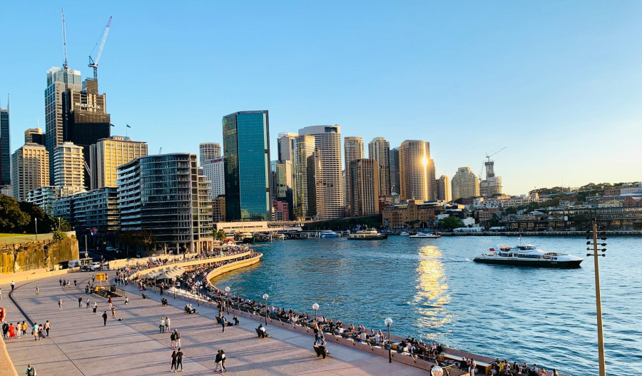 ASX retraces early losses to finish in the green