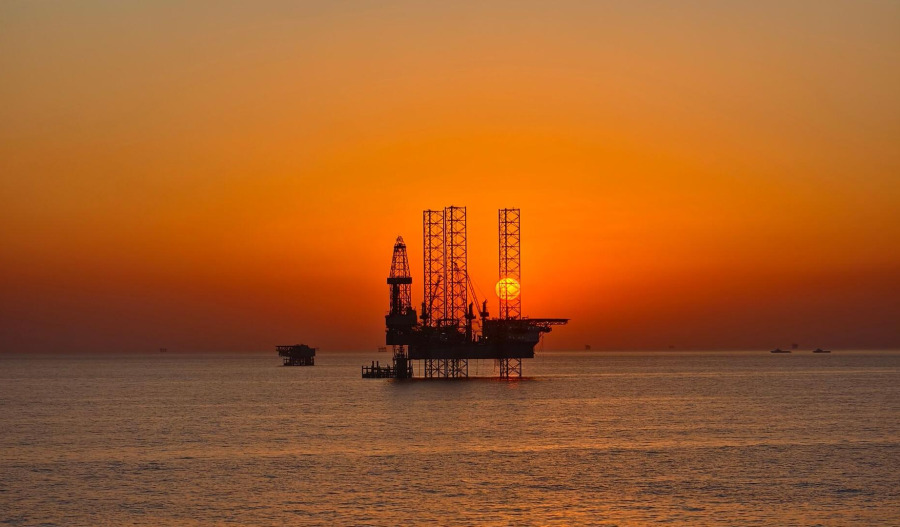 Oil extends losses as markets monitor US-Iran talks