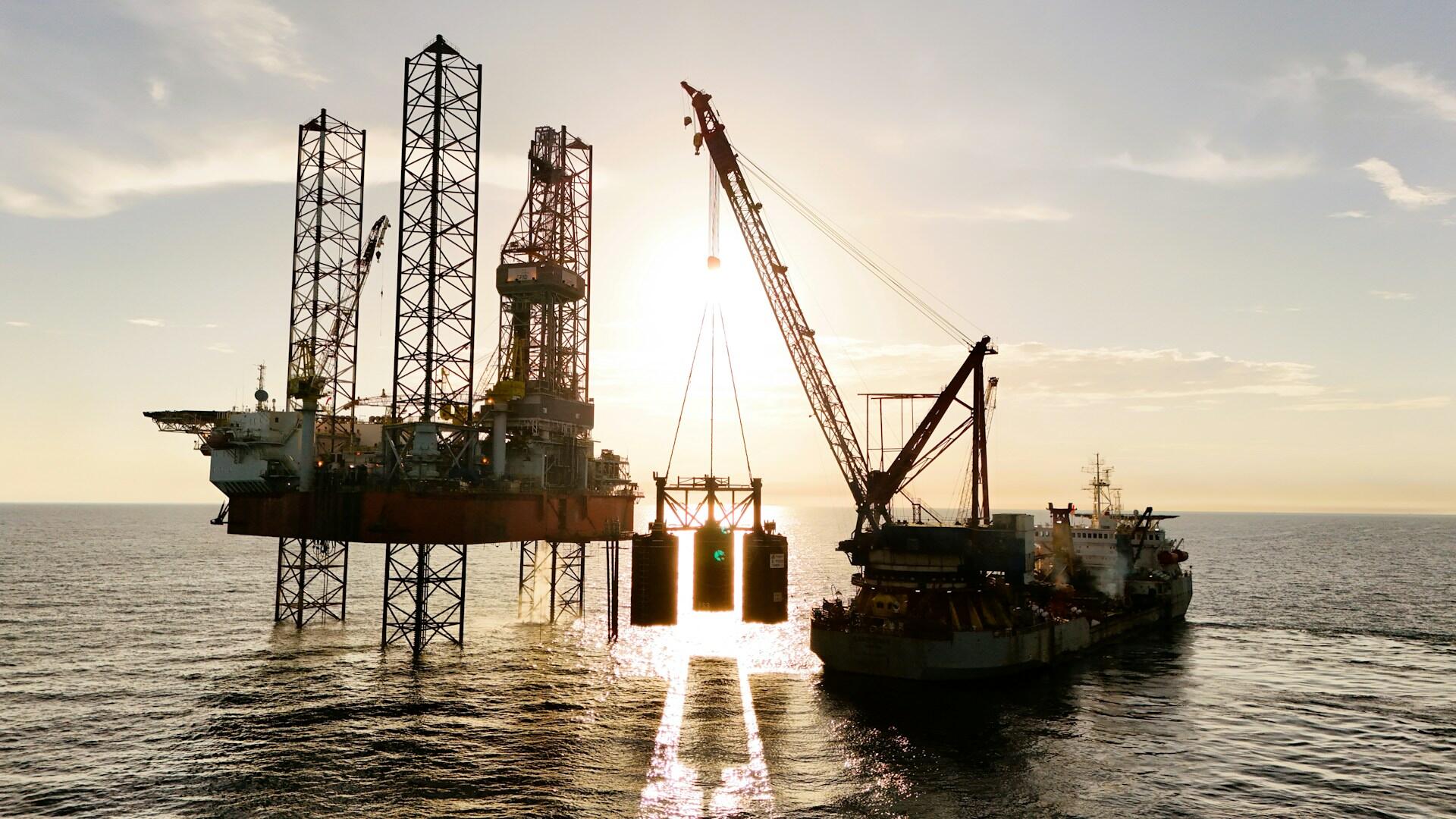 Oil steadies near 1wk high; M.East deal hopes dim