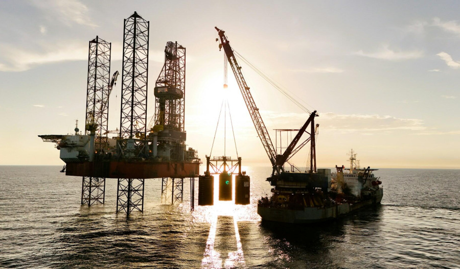 Oil steadies near 1wk high; M.East deal hopes dim