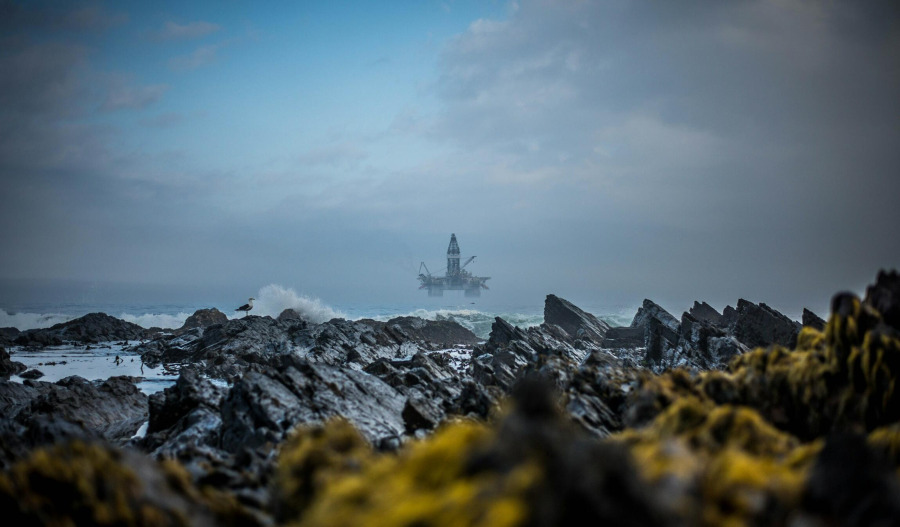 Oil prices edge higher on indefinite blockade threat