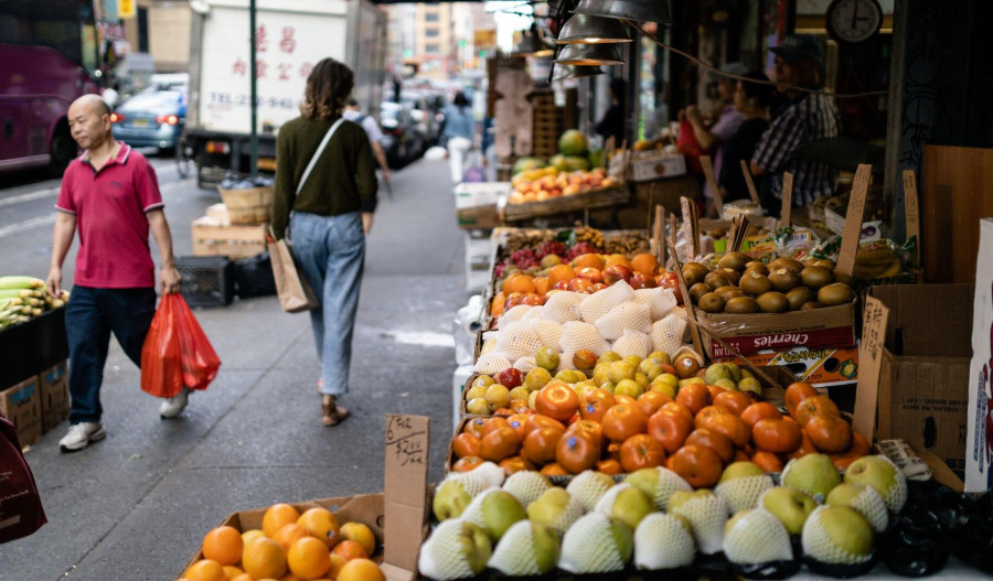 US retail sales record first decline in 9 months