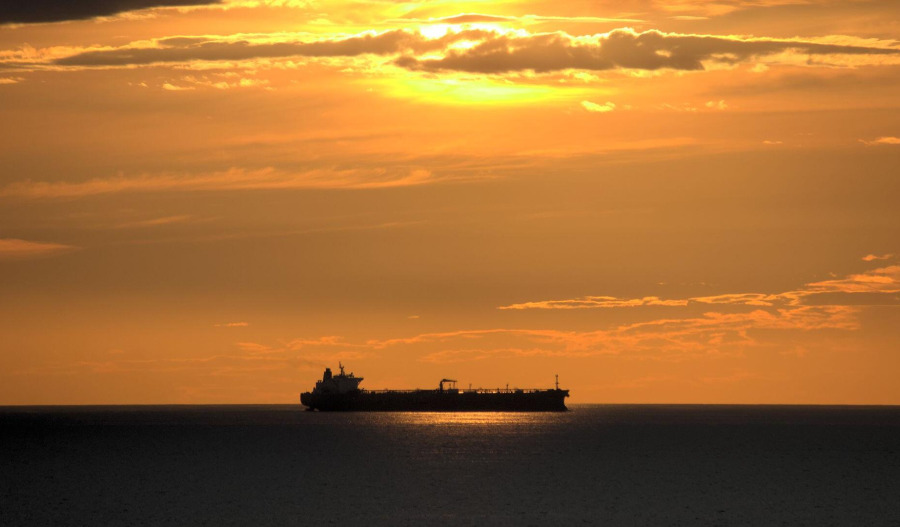 Oil mixed as US-Iran talks stall, Hormuz traffic slows