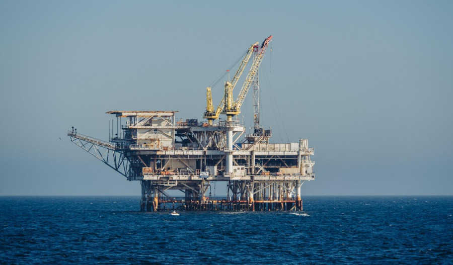 Oil climbs as US-Iran talks remain at standstill