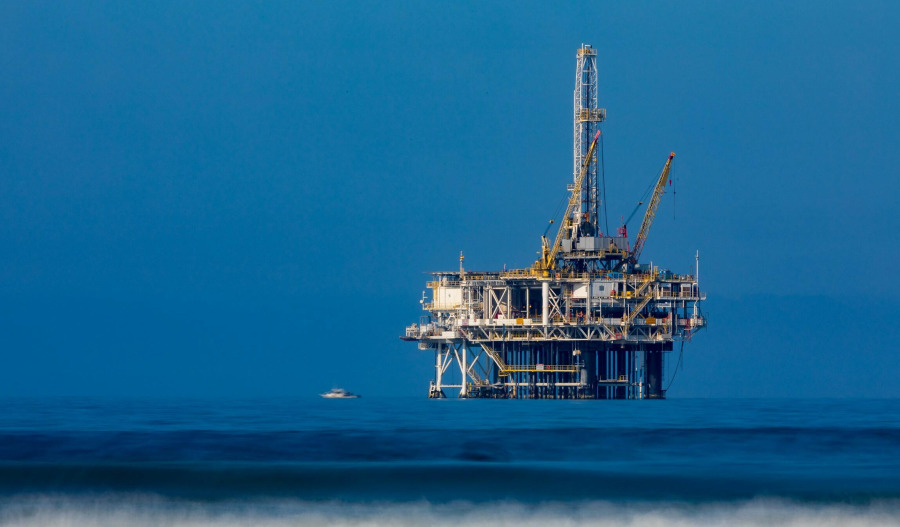 Oil steadies following latest sanctions
