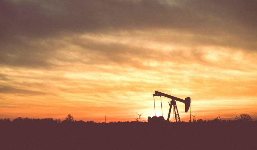 Oil extends losses as M.East talks ease supply fears