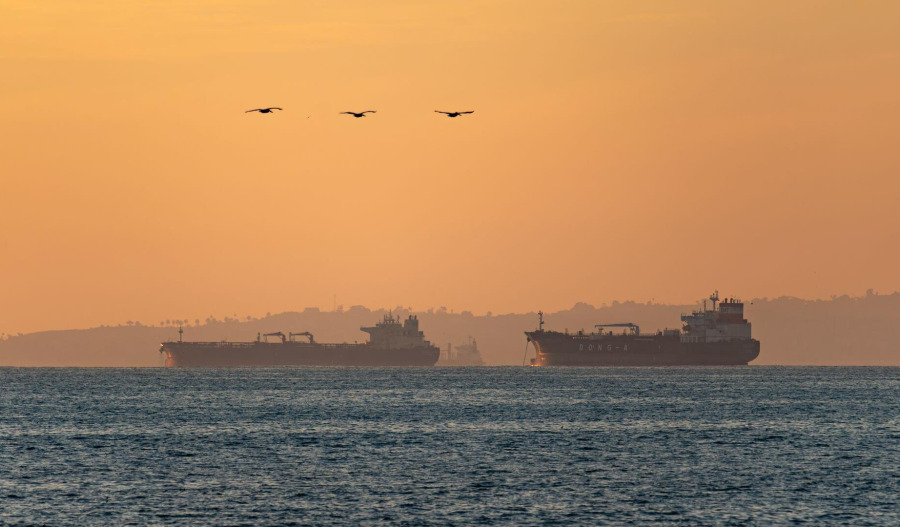 Oil edges lower as investors weigh US-Iran uncertainty