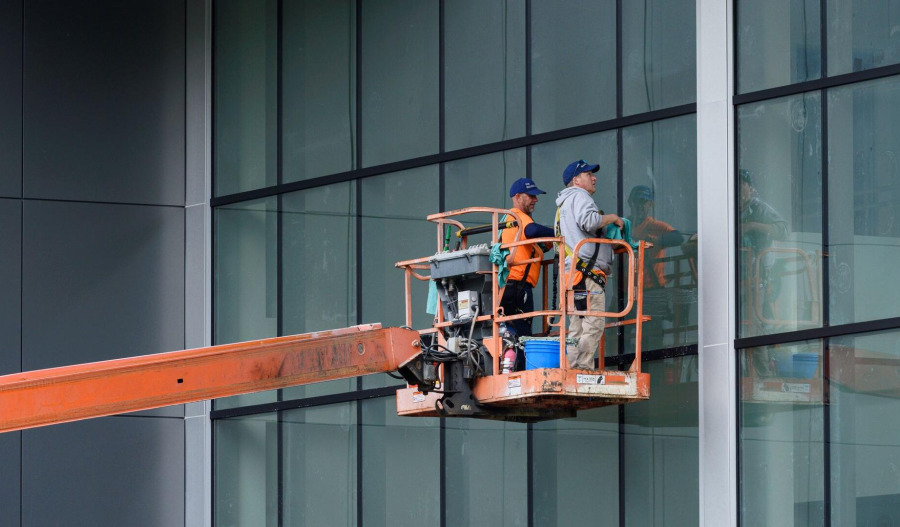 US services activity hits 6mth high in August