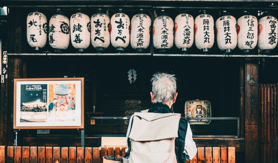 Yen surges to 7mth high; dollar drifts ahead of US CPI