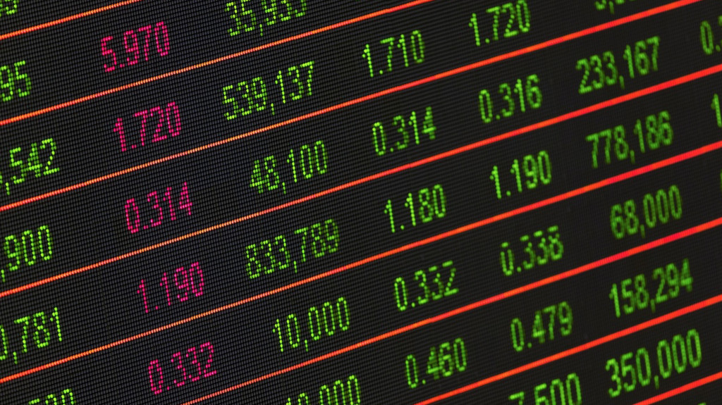 ASX 200 closes higher, major bankers finish at record highs