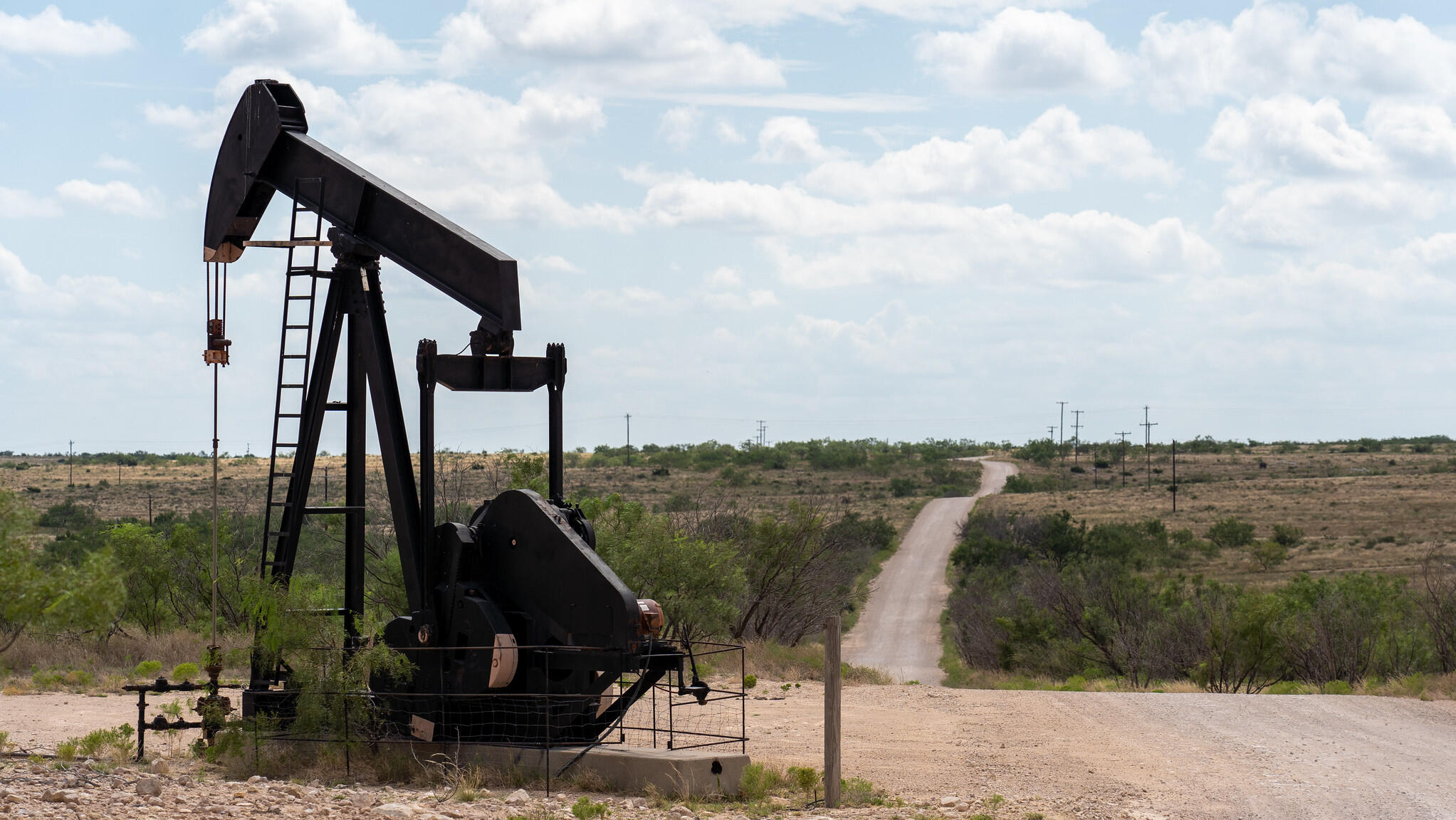 Oil gains on escalating war fears; US stockpiles rise