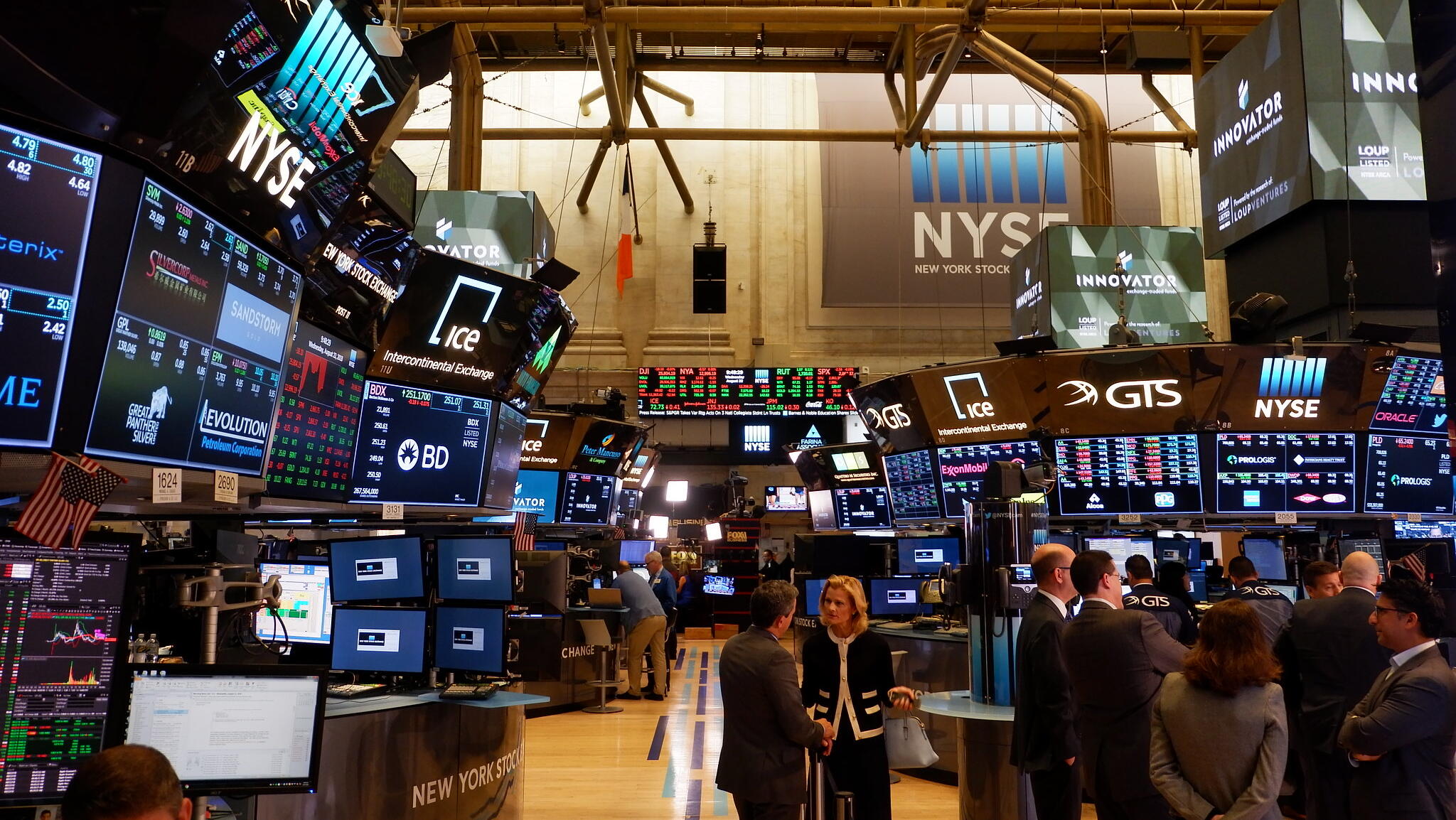 Dow Jones extends record highs; major tech struggles