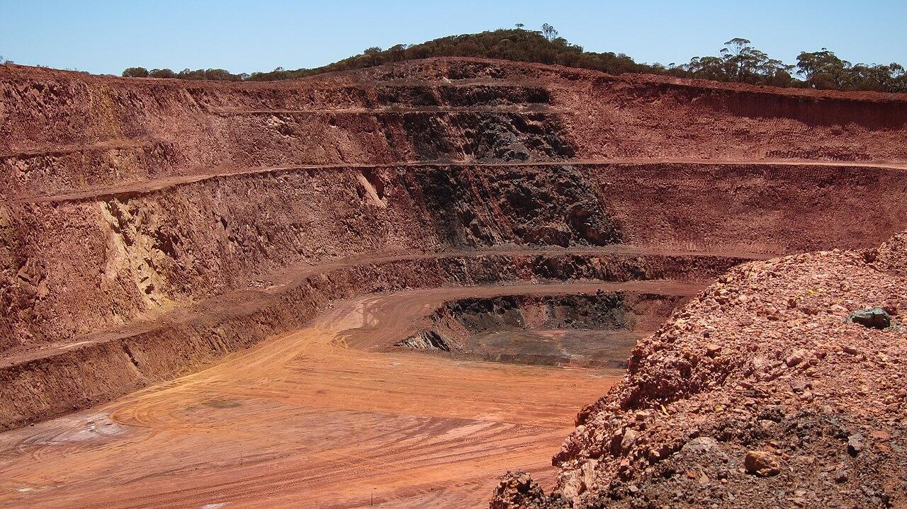 Sub vertical band of iron ore