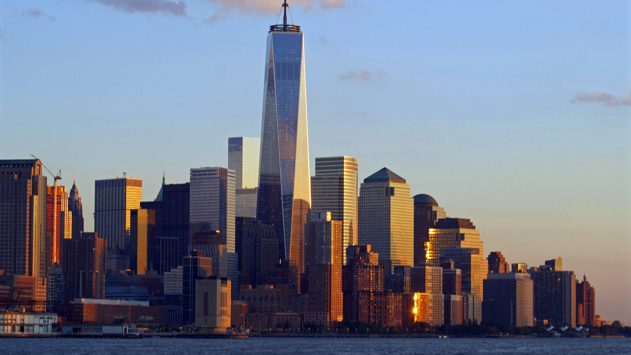 US futures market declines; nonfarm payrolls loom large