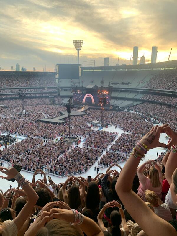 Crowds at night two of Swift's Melbourne shows