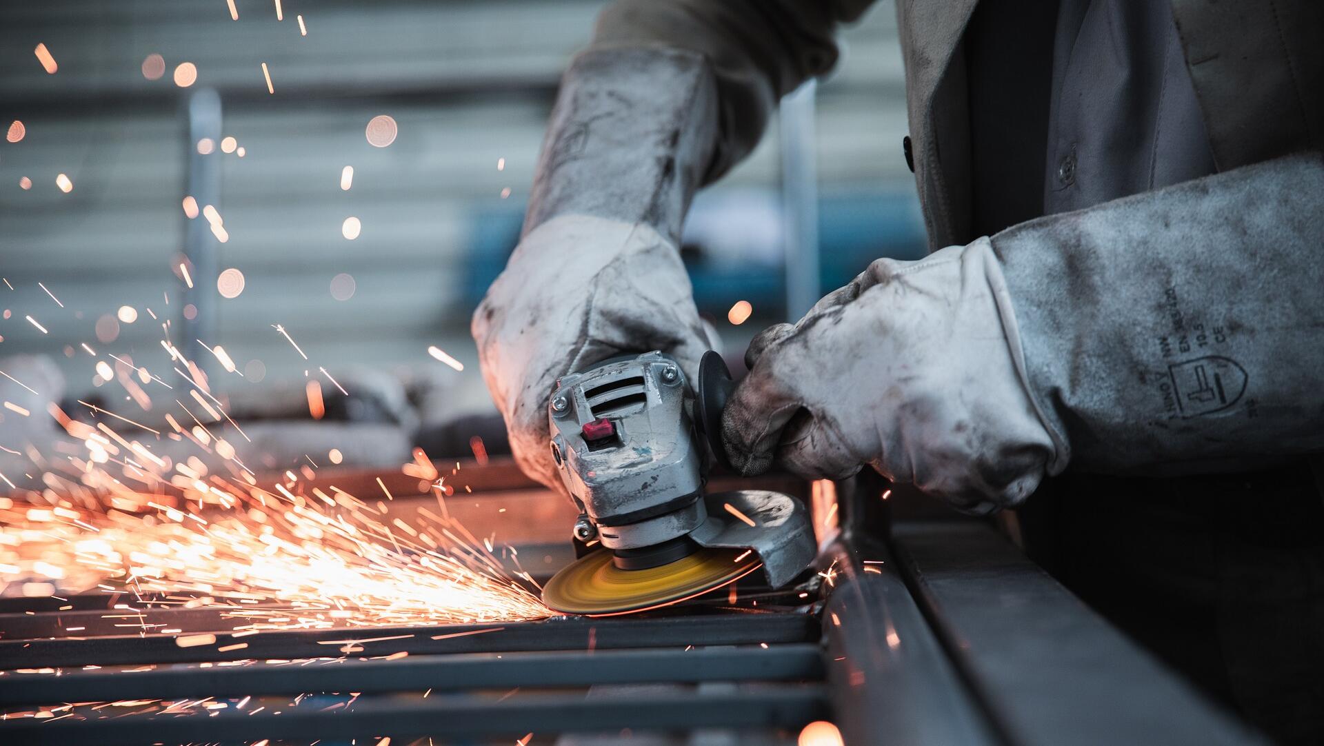 US wholesale prices rise 0.4%; unemployment claims up