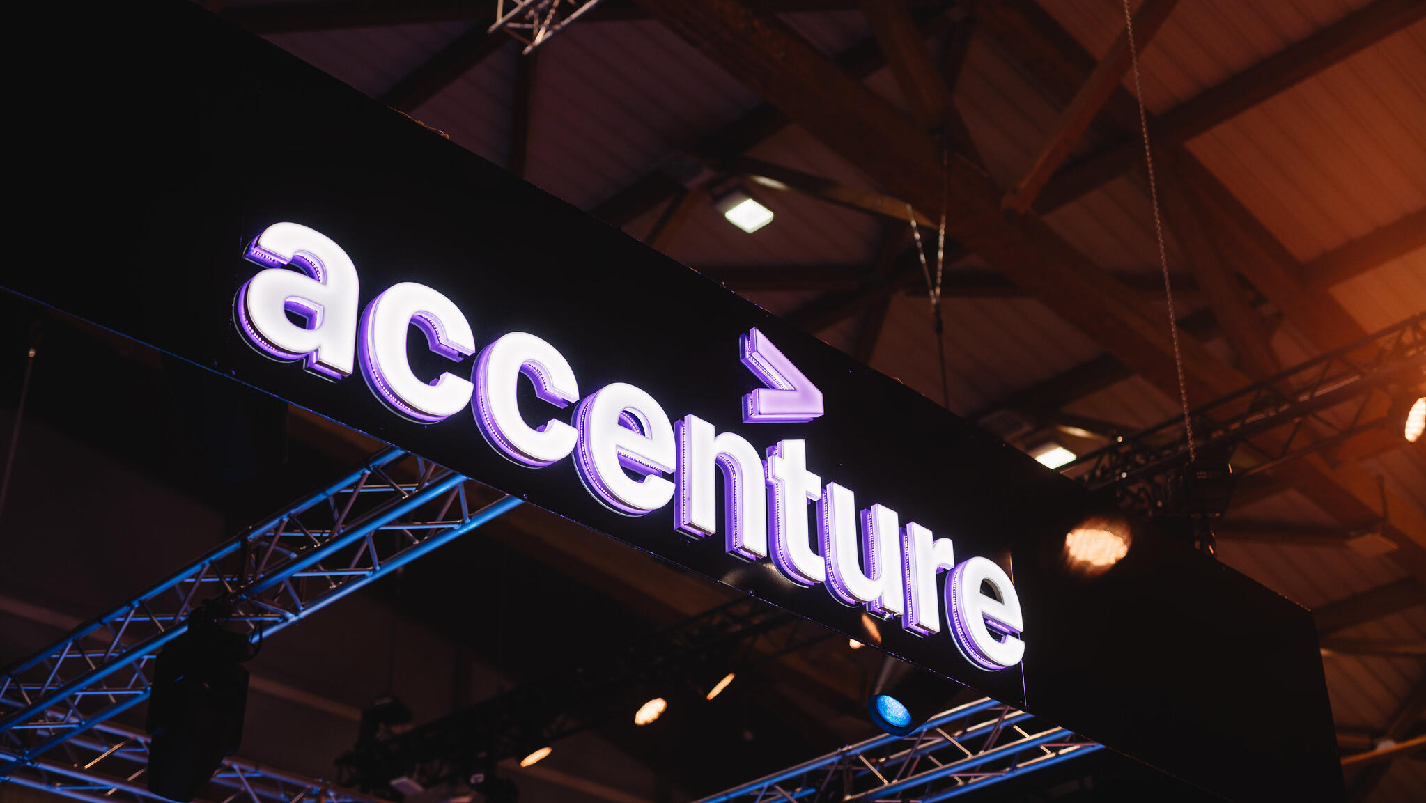 Accenture reports strong revenue and booking growth