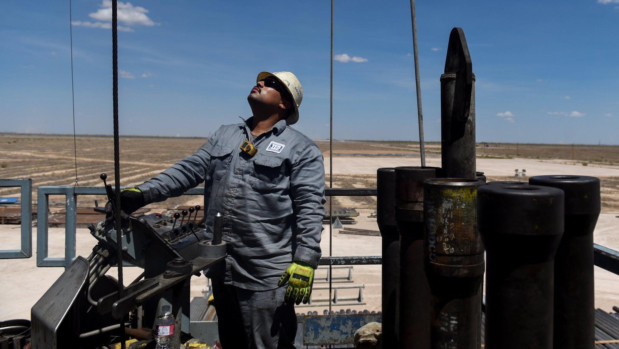 Oil gains on US PCE data; Russian pipeline resumes supply