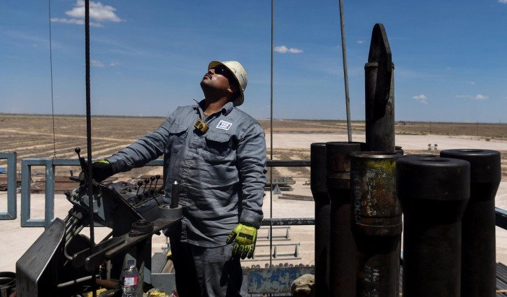Oil gains on US PCE data; Russian pipeline resumes supply