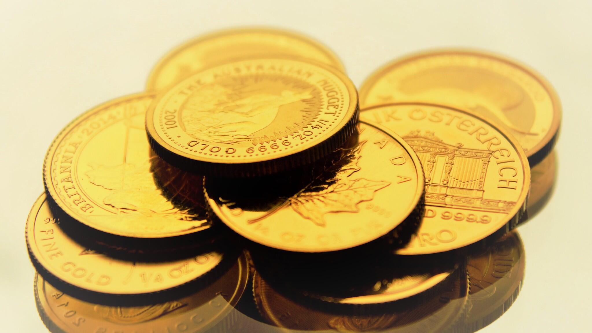 Gold trades steady amid thin holiday volumes