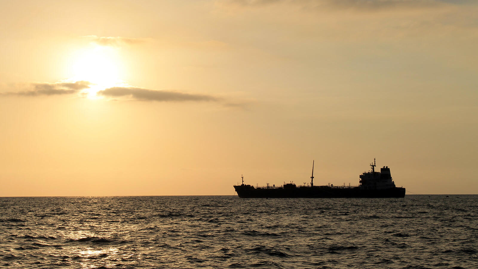 Oil prices extend declines amid surging US inventories