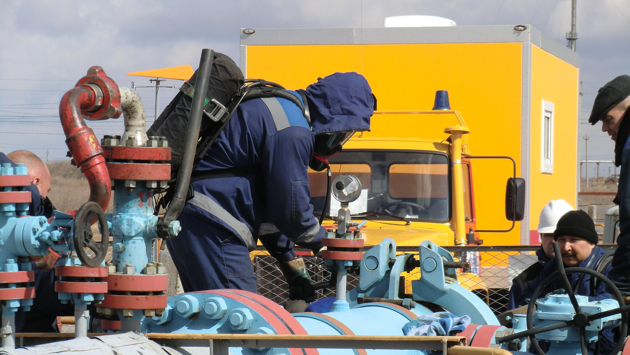 Oil eases from 4-mth highs; Russia sanctions in focus